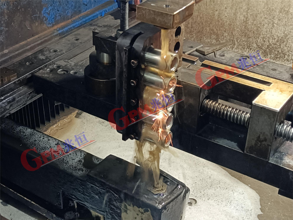 機械加工實景照片 17：中走絲